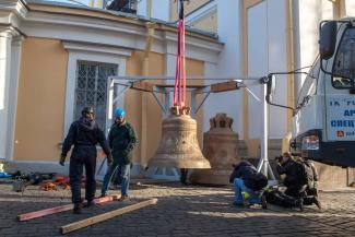 Подъем колоколов на звонницу Свято-Троицкого собора Александро-Невской Лавры 