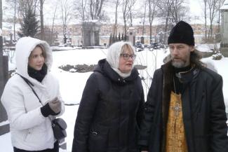 Дочь Ю.Костыгова Надежда и супруга Людмила с отцом Серафимом